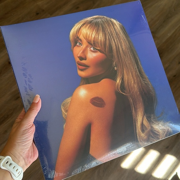 NEW SIGNED SEALED Sabrina Carpenter Short ‘n Sweet Sky Blue LP with Poster!! - Picture 3 of 5